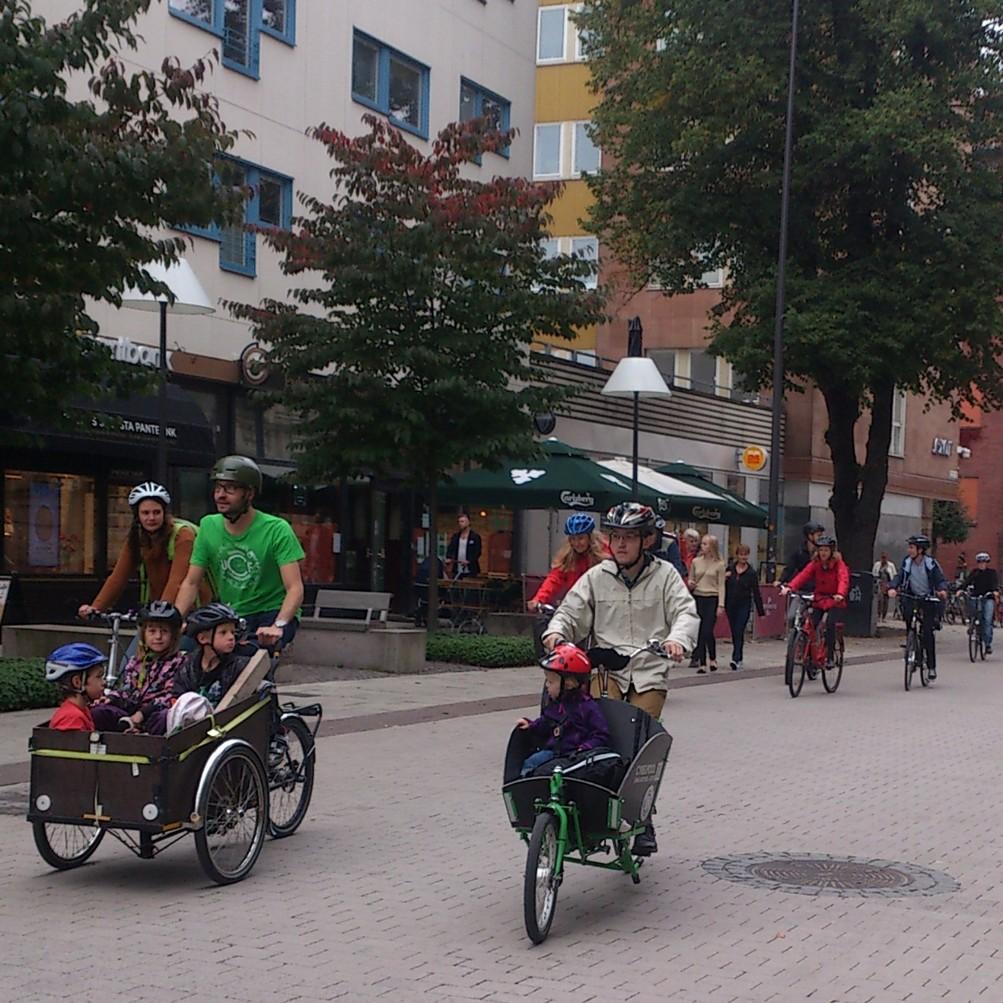 Möjligheter med cykel Cykel har ibland betraktats som ett fordon (om ens det) som går i 10-15 km/h, mest använt av ungdomar och för söndagsutflykter på några kilometer. Cykeln kan betydligt mer än så.