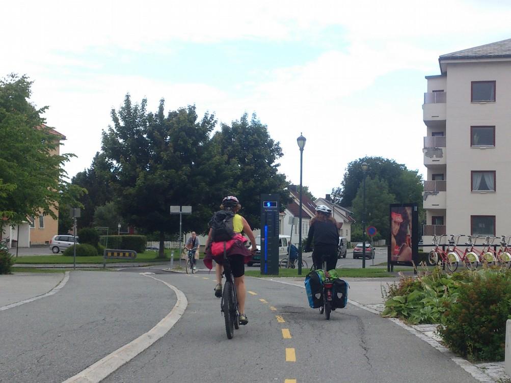 Cykelnätet Cykelnätet är de vägar som är tillgängliga för cykel - både cykelvägar, gångoch cykelvägar, vanlig väg i blandtrafik och stigar det går att cykla på.