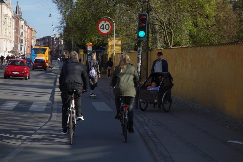 Cykelvägar Cykelvägar ska vara utformade med samma omsorg som bilvägar utformas idag, och få motsvarande prioritering tidigt i planeringsprocessen.