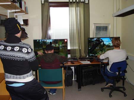Figur 3.1 Elever från Nordanstigs kommun kör skotar simulator. (foto: Jonas Andersson) Från skördar- och skotarsimulatorn gick eleverna vidare till nästa station som var jaktsimulatorn.