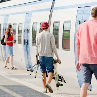 För att förenkla resandet skapas en modern omstigningspunkt, ett resecentrum, för byten mellan pendeltåg, buss och cykel.