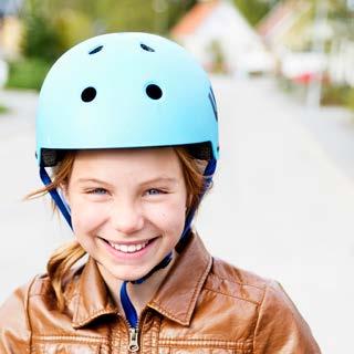 Här når du pendeltåget, men också alla de busslinjer som samlas på den nya bussgatan. Byggnaden rymmer även ett tre våningar högt cykelparkeringshus, det första i sitt slag i Sverige.