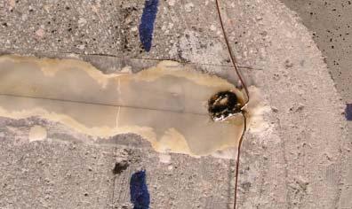 Laminaten är strömförande, och under mätningen läggs en spänning mellan de två elektriskt ledande trådarna, som är förbundna med respektive laminat på varsin sida om gjutfogen.