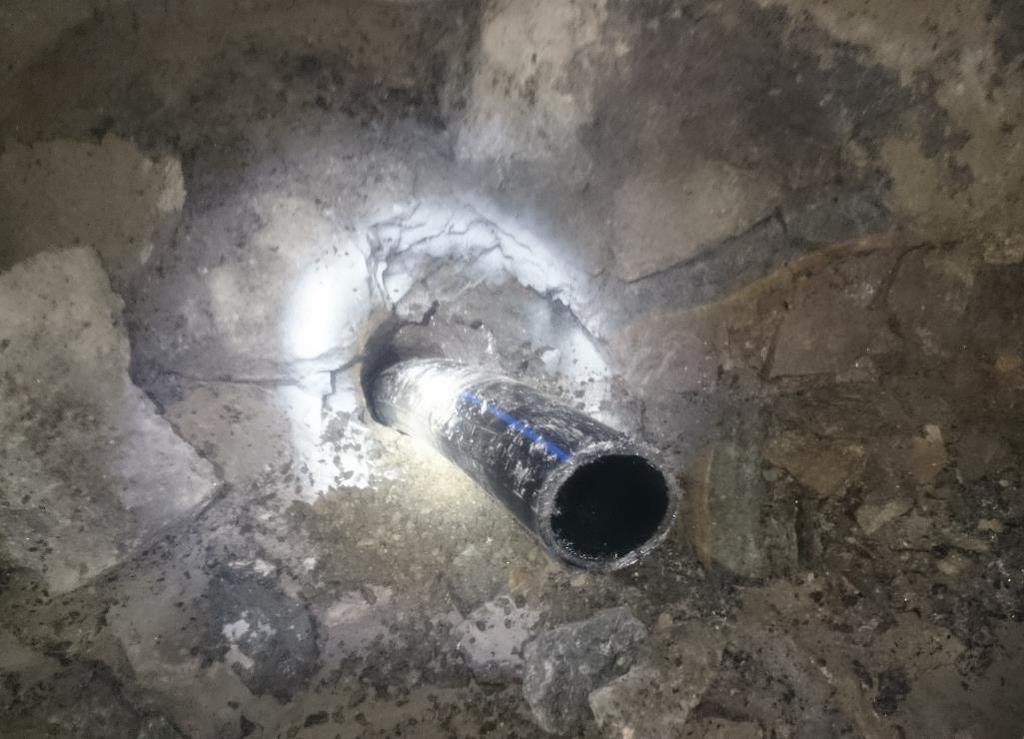 Skonsam pallsprängning i smala malmkroppar i Zinkgruvan Under laddningsprocessen placeras slangar i hålen längs hängväggen, enligt Figur 5.11.