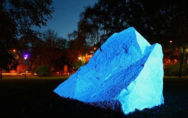 FOTO: OSCAR FALCK FOTO: OSCAR FALCK På Falsterboplan utplacerdes i samband med Malmö by Light en stor sten som målades med flourocerande färg.