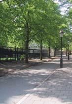 Det blå ljuset och ljuskvadraterna på torget bör kompletteras för att lyfta torget ytterligare ur ljussättningssynpunkt.