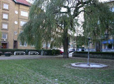 FOTO: MARIA ISLING FOTO: ANNIKA BLOMQUIST Strax norr om Folkets park ligger kv. Mandeln, en s.k. A-tomt som var avsedd för en byggnad för allmänt ändamål.