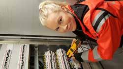 Vd Robert Alriksson, till vänster på bilden, är själv behörig elinstallatör och har jobbat som elektriker och tekniker inom företagen.