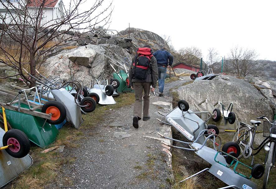 Längs sundet ligger sjöbodarna och den gamla hamnen. I den väl bevarade bykärnan slingrar smala gränder mellan gamla gårdar, till exempel hembygdsgården Ladan. Ett litet hembygdsmuseum finns i hamnen.