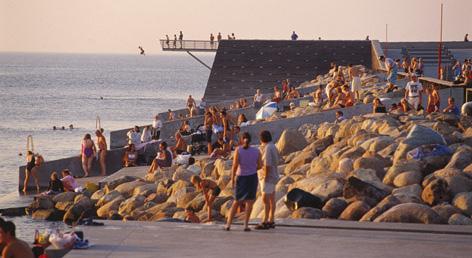 Olika typer av möten med havet finns, allt från vida vyer till smala glimtar, längs en strandpromenad eller i en park, de höga vågorna eller det stilla vattnet i en småbåtshamn.