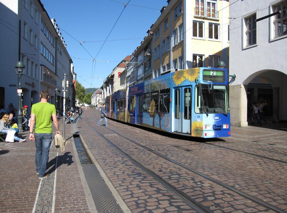 Under rusningstid morgon och kväll är det långa bilköer men det går trots allt att ta sig fram med bil.