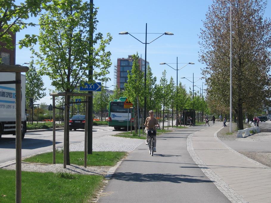 Det är lätt att köra bil och köra snabbt under stora delar av dygnet i Västra Hamnen. De upphöjda gång- och cykelöverfarterna sänker lokalt hastigheterna.