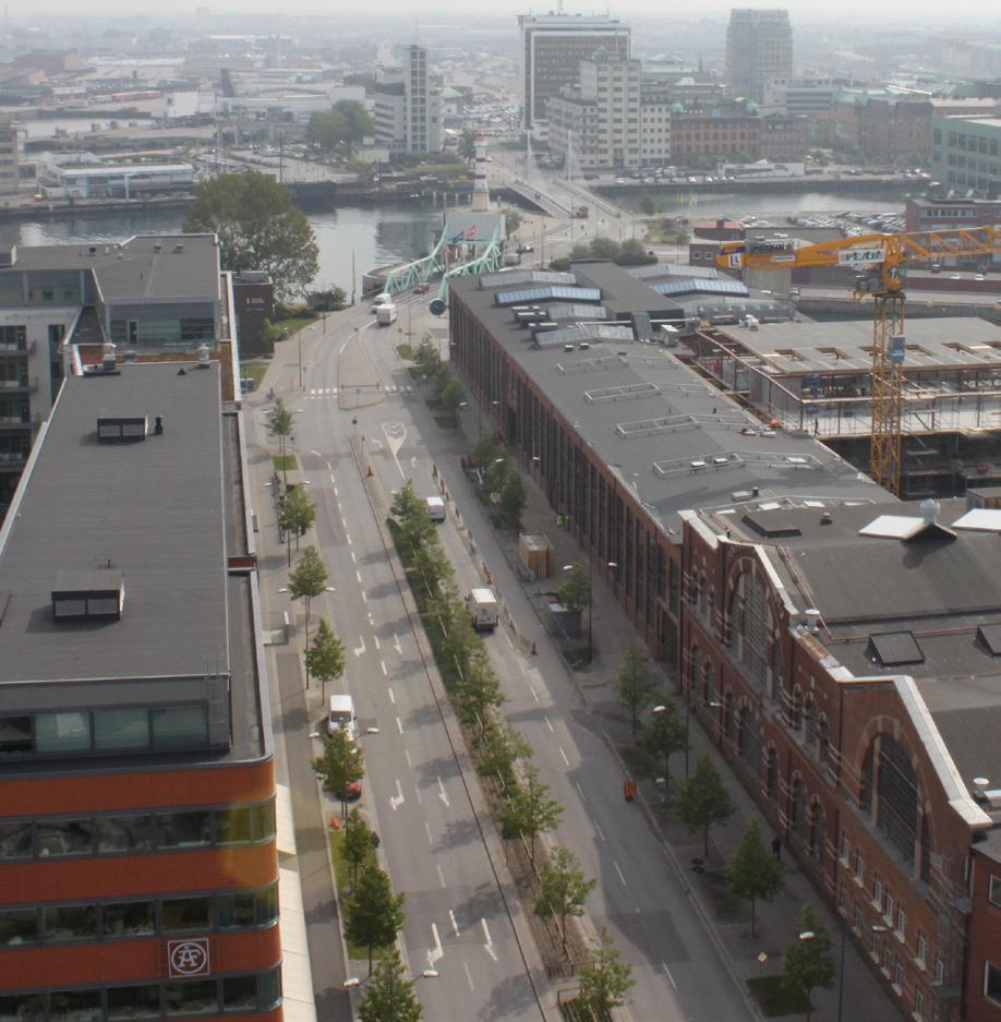bebyggelsen. Det är även lätt att cykla fort. Tyvärr går detta ut över gångtrafikanternas säkerhet eftersom det cyklas även på de intilliggande gångbanorna.