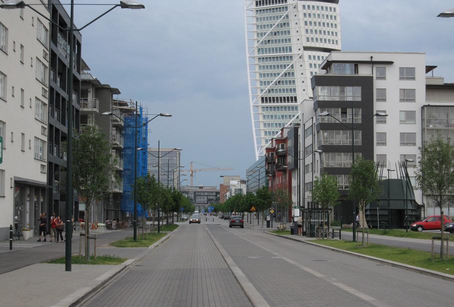 fungerat väl. Dockan och Bo01 har helt olika principer för bebyggelsens placering, gatunätet, platsbildningar etc. Byggnaderna ska placeras i gatulinjen som i kvartersstadens bebyggelse.