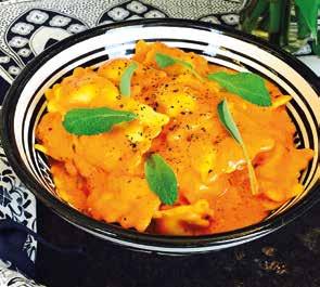 A Färsk tortellini med krämig tomatsås och stekt grön sparris GÖR SÅ HÄR 1. Hacka lök och vitlök, fräs i olja. Tlllsätt krossade tomater, buljong, socker och grädde. Låt koka ihop ca 5 minuter.