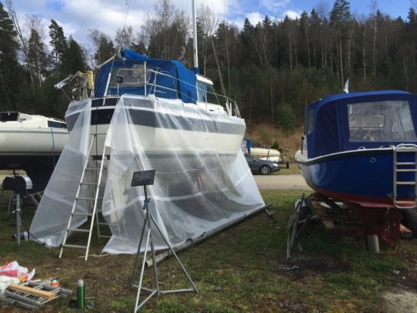 Epoxibehandling Äntligen dags att måla epoxin. Enligt tillverkaren krävdes yttersta noggrannhet vid blandningen av färg och härdare.