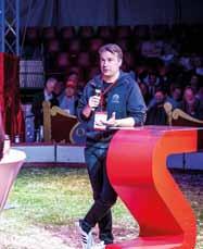 Stämman inleddes traditionsenligt med nationalsången och