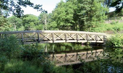 Traditionella balkbroar består vanligtvis av huvudbalkar, tvärbalkar, avstyvningsförband, syllar och slitplank. Brotypen passar bra till gång- och cykelbroar, men även till mindre vägbroar.