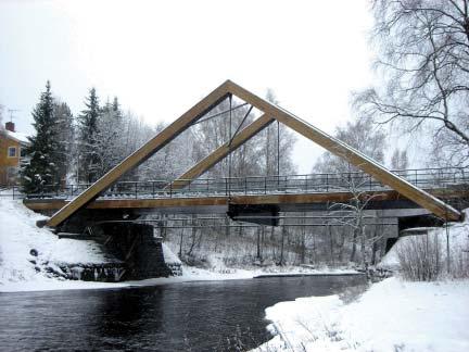 Bron är uppbyggd av en kontinuerlig tvärspänd träplatta och ett hängverk med bock av limträ,
