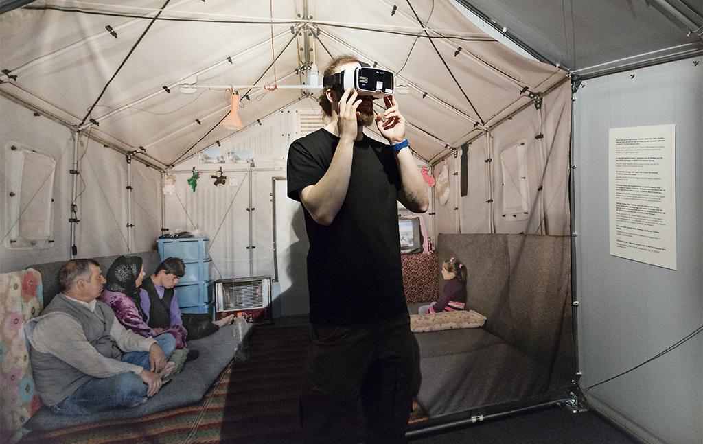 3. Åtta minuter på flykt/clouds over Sidra (VR-film) För att se filmen använder du VR-set som finns att låna mot pant i museets information. Är ni en skolklass kan läraren låna ett VR-set.