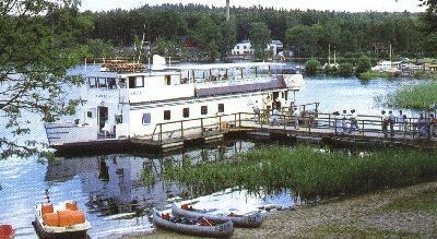 Kryssning på Immeln 29 juni Följ med till Sjön Immeln som ligger i norra Skåne. Båten M/S Immeln tar oss på en rundtur på 2,5 timme. Vi äter ombord i restaurangen.