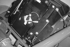 . Ta bort vingmuttrarna, brickorna och batteriklämman och lyft ut batteriet.