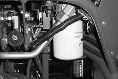 Byte av hydraulolja och filter Byt hydrauloljan efter var 800:e arbetstimma. Kontakta din lokala Toro-återförsäljare eftersom systemet måste spolas om oljan är förorenad.