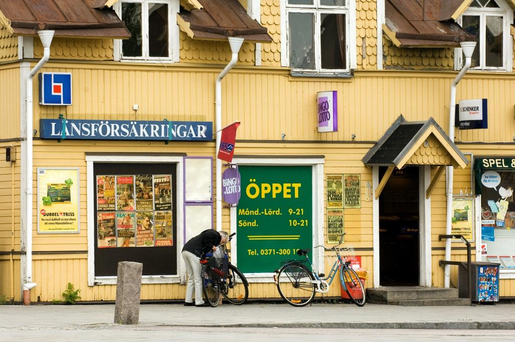 Livsmedelsaffär, bank, paketombud med mera. Att det finns service tillgänglig för alla är en del av miljömålet. Foto: Smålandsbilder.