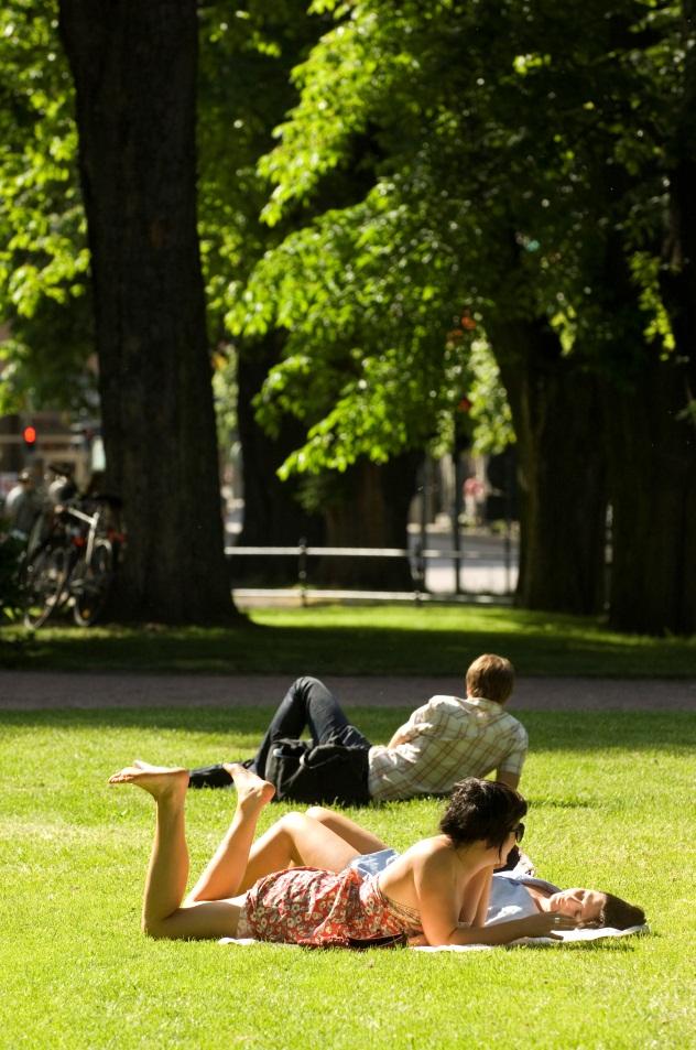 Genom olika lösningar i planeringsfasen kan denna otrygghet och osäkerhet byggas bort. Mörka gång- och cykelvägar, eventuellt dolda bakom buskage, är likaså en källa till oro för många.
