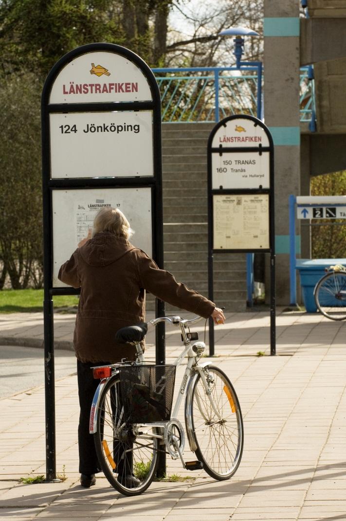 Både cykel och buss är bra transportmedel för att minska biltrafikens negativa konsekvenser. Foto: Smålandsbilder. Kultur- och naturvärden Den bebyggda miljön är full av kulturhistoria.