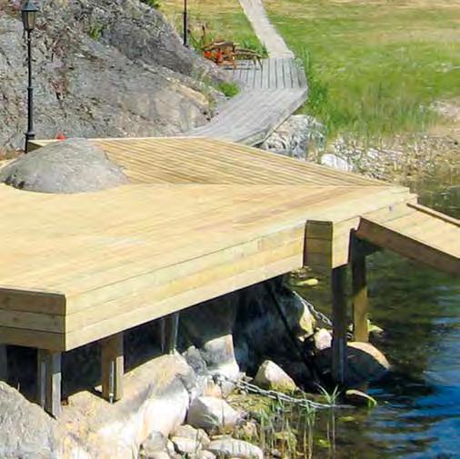Ska du bygga en plattform eller liten altan innanför bryggan? Låt den bli en del av naturen.