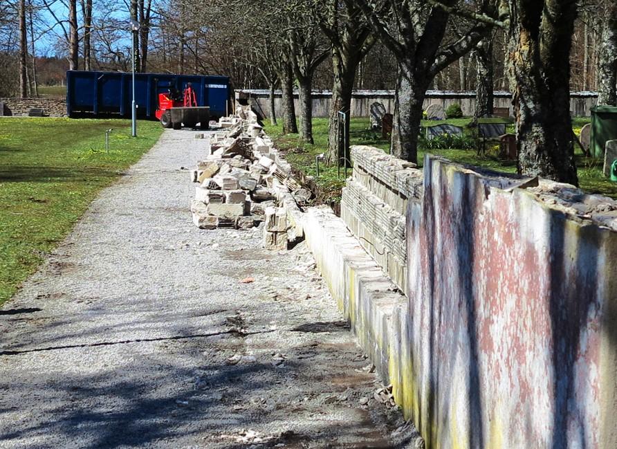 Arbetet med att riva muren har pågått under våren.