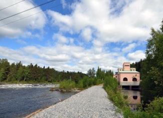 Exteriört genomfördes omfattande arbeten med att reparera de putsade fasaderna, och att restaurera samtliga fönster i byggnaden. Stationsbyggnaden fasader var kalkputsade och kalkmålade.