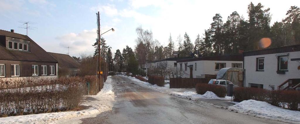 Villorna som ligger på sluttningstomterna är konsekvent utförda som sutteränghus. Bebyggelse har varierade takvinklar, dock oftast förhållandevis flacka tak och sällan valmade tak.