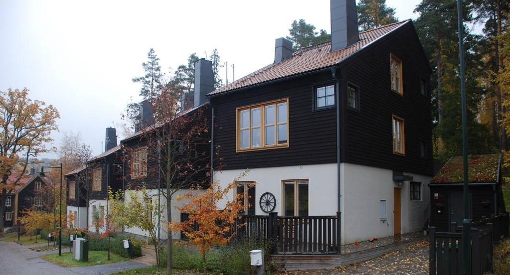 2012-04-26 12 (20) Exempel på sutteränghus, Tullinge, med sedumtak på garage Bebyggelsen i mittendelen har placeringsegenskap på plankartan som anger att huvudbyggnad ska ligga 4 meter från gata.