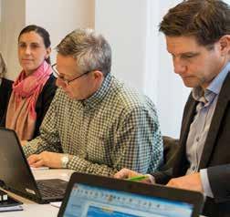 Rapportering sker till styrelsen enligt fastställd VD- och rapportinstruktion så att styrelsen håller sig informerad om verksamheten.
