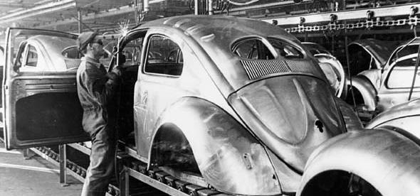 satte världen på hjul I dag har Volkswagen Beetle vuxit upp och blivit både större, säkrare och mer mogen.