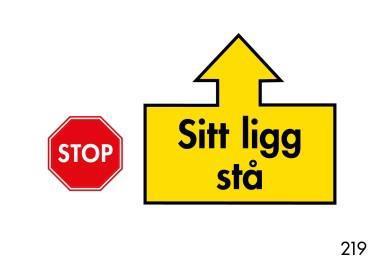 Därefter fortsätter ekipaget framåt i det tempo som gällde före momentet. Sitt, ligg, stå Föraren stannar och hunden sätter sig vid förarens sida.