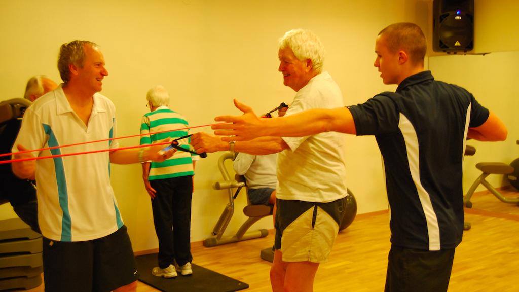 Organisation Vårdcentralen väljer ut deltagarna Gymmen hyr ut lokal och ledare Landsting och kommun finansierar 90+gym är ju så spektakulärt att om de här gamlingarna kan - så borde också de som är