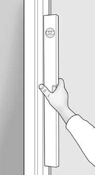 Öppna fönstret ytterligare så att de övre karmhylsorna blir åtkomliga från insidan och skruva ut dessa på var sida, så att de ligger an mot vägghålets sidor.