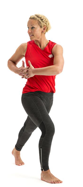 3. Dra upp knä och rotera Övningen väcker höftens och ryggens samspel.