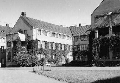 Maria sjukhus 1964. Vy från gården. Klinikens avdelningar, från vänster Medicin 6 och Medicin 5, fanns i andra våningen. Helsingfors stadsmuseums samlingar. Foto Raija Järvelä.