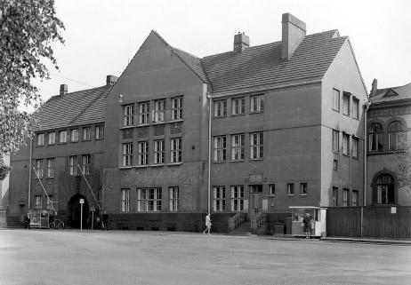 Maria sjukhus 1964. Fasad mot Lappviksgatan. I andra våningen från vänster kandidatlaboratoriet, föreläsningssalen och professorns kansli. Helsingfors stadsmuseums samlingar. Foto Raija Järvelä.