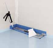 Applicera ut WetStop Foil Seal på 6103 för att få jämn fördelning Lägg klämramen över golvbrunnen och hitta dess säte. Anpassa och renskär folien på insidan av klämramen.