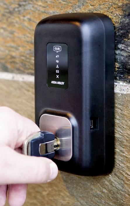 och elektronisk nyckel Cliq Remote kommunicerar automatiskt Ett elektroniskt låssystem med dubbel säkerhet som bygger på den patenterade mekaniska nyckelplattformen ASSA dp.