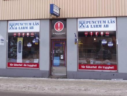 FÖRETAGET Punctum Lås & Larm AB Punctum Lås & Larm AB en nykomling som växer snabbt! Magnus Bergh var tidigare på Sensum Lås & Larm i Nyköping men sköter nu butiken i Gnesta.