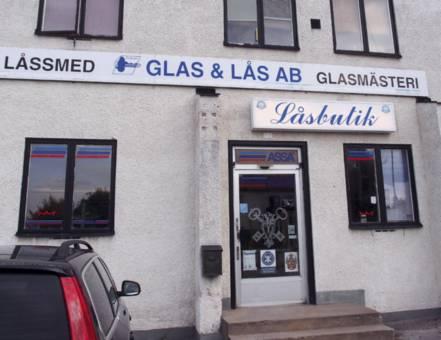 REPORTAGE Rundresa Gott om jobb för låssmederna på Gotland Mellan glarabetena servar Magnus säkerhetskunder i butiken.