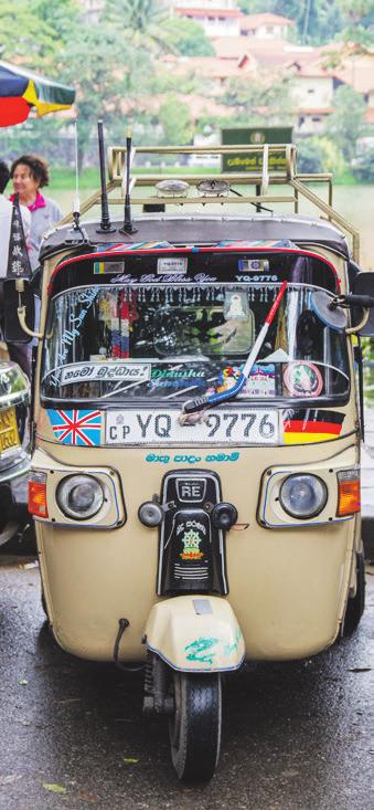 4 sri lanka 5 x ta sig runt Trafiken Vänstertrafik, och en rätt kaotisk sådan. Landsvägar används av alla från vingliga farbröder på cyklar till kossor, bussar och tuk-tuks.