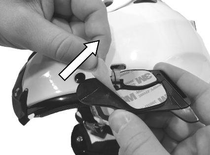 B5 Fig. 32 Ta av skyddshinnan från knappsatsens baksida genom att dra i fliken. (Fig. 32) Låt antennkabeln och tangentbordskabeln passera helt inuti hjälmen.