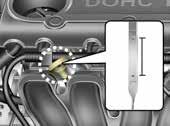 Motorolja / spolarvätska / däcklagningssats /bogsering Kontrollera motoroljenivån [8] Dra ut